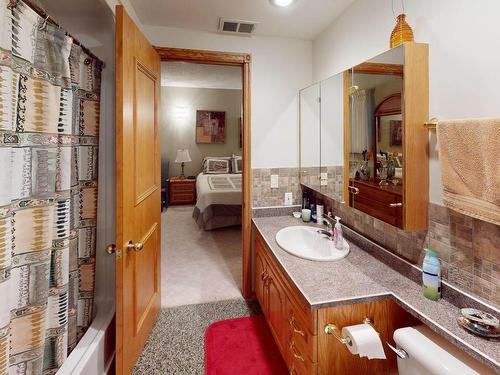 2C 1350 Huron Street, Keewatin, ON - Indoor Photo Showing Bathroom