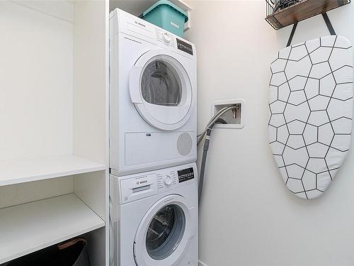 307-848 Yates St, Victoria, BC - Indoor Photo Showing Laundry Room