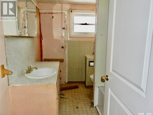 431 Coteau Street W, Moose Jaw, SK - Indoor Photo Showing Bathroom