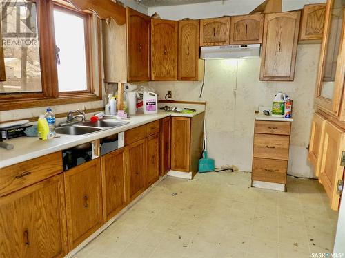 431 Coteau Street W, Moose Jaw, SK - Indoor Photo Showing Kitchen With Double Sink