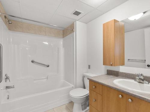 Bathroom - 515-7930  - 7960 Boul. Viau, Montréal (Saint-Léonard), QC - Indoor Photo Showing Bathroom