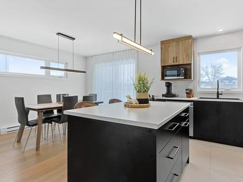 Kitchen - Rue Elsie, Salaberry-De-Valleyfield, QC - Indoor Photo Showing Kitchen With Upgraded Kitchen
