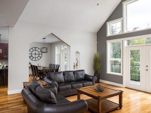 724 Bossi Pl, Saanich, BC - Indoor Photo Showing Living Room