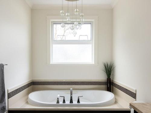 724 Bossi Pl, Saanich, BC - Indoor Photo Showing Bathroom