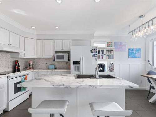 4150 Parkinson Pl, Port Alberni, BC - Indoor Photo Showing Kitchen With Upgraded Kitchen