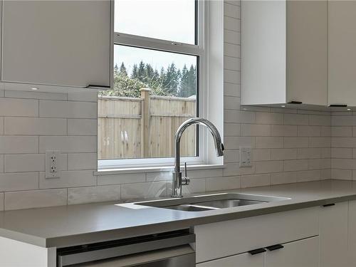 27-1580 Glen Eagle Dr, Campbell River, BC - Indoor Photo Showing Kitchen With Double Sink