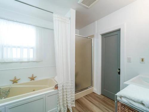 1230 Dominion Street, Kamloops, BC - Indoor Photo Showing Bathroom