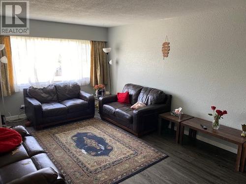 180 7 Street Se Unit# 1-4, Salmon Arm, BC - Indoor Photo Showing Living Room