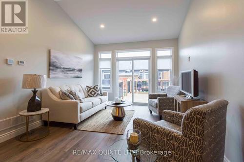7 Vaughn Crt, Belleville, ON - Indoor Photo Showing Living Room