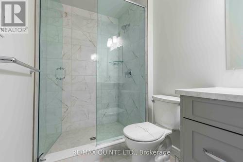 7 Vaughn Crt, Belleville, ON - Indoor Photo Showing Bathroom