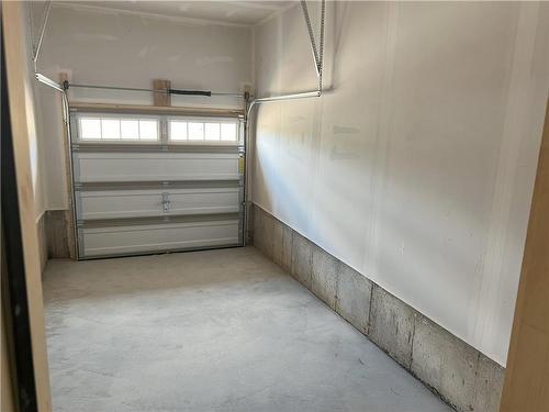 Built-in garage w/ inside entry - 620 Colborne Street W|Unit #34, Brantford, ON - Indoor Photo Showing Garage