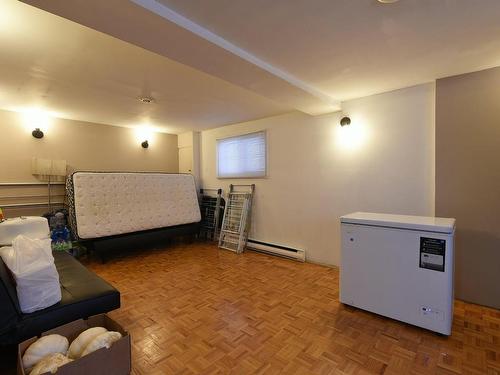Salle familiale - 5222 Rue Chabanel, Laval (Chomedey), QC - Indoor