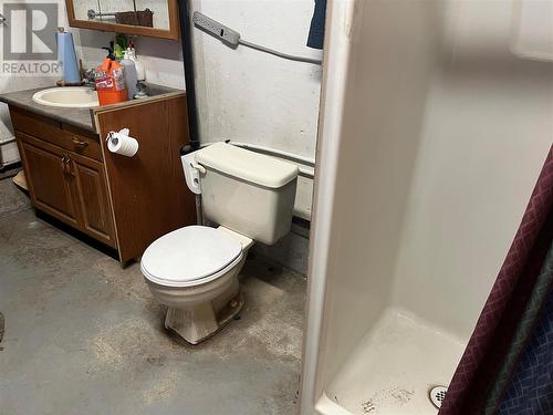 645 Badger Road, Tappen, BC - Indoor Photo Showing Bathroom