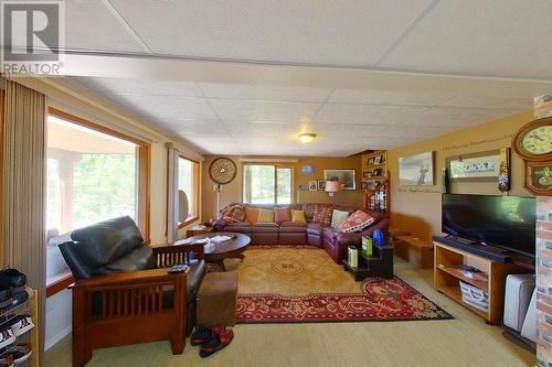 645 Badger Road, Tappen, BC - Indoor Photo Showing Living Room