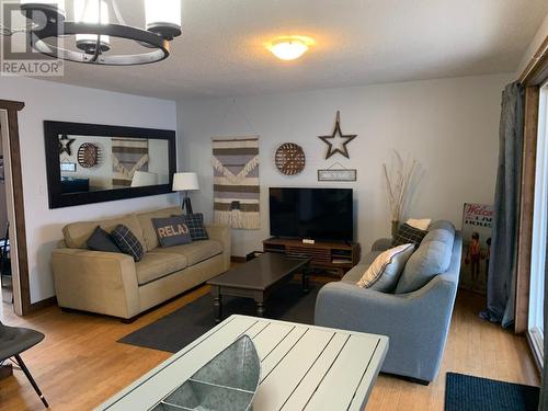 7710 Main Street, Osoyoos, BC - Indoor Photo Showing Living Room