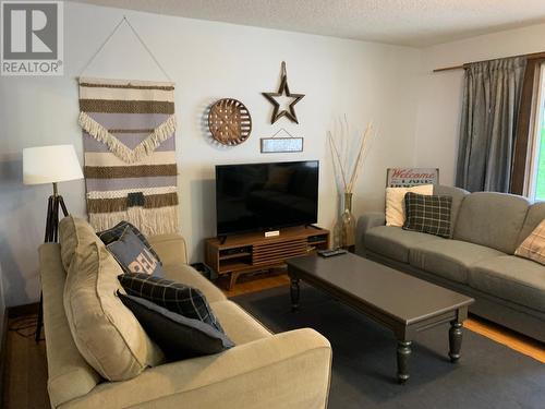 7710 Main Street, Osoyoos, BC - Indoor Photo Showing Living Room