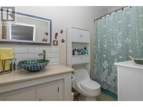 41 3 Street Se, Salmon Arm, BC - Indoor Photo Showing Bathroom
