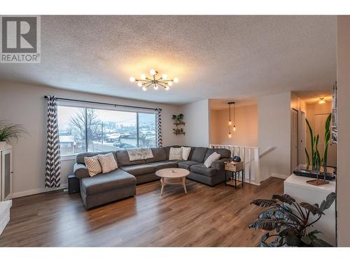 11029 Victoria Road, Summerland, BC - Indoor Photo Showing Living Room