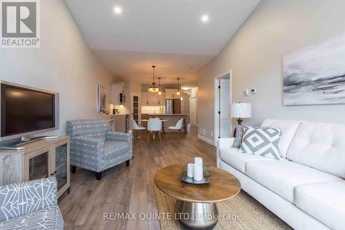 94 Raycroft Drive, Belleville, ON - Indoor Photo Showing Living Room