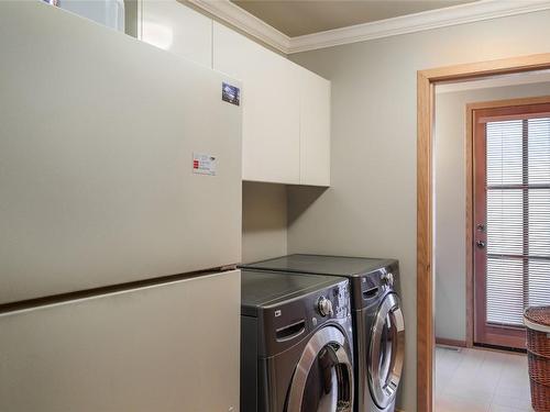 5416 Tanager Court, Kelowna, BC - Indoor Photo Showing Laundry Room