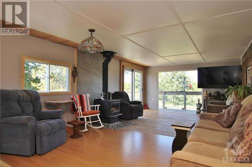1028 Mitchell Road, Lanark Highlands, ON - Indoor Photo Showing Living Room