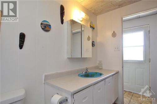 1028 Mitchell Road, Lanark Highlands, ON - Indoor Photo Showing Bathroom