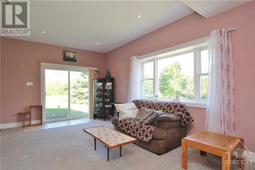 1028 Mitchell Road, Lanark Highlands, ON - Indoor Photo Showing Living Room