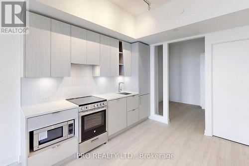 5805 - 3883 Quartz Rd Road, Mississauga, ON - Indoor Photo Showing Kitchen With Upgraded Kitchen