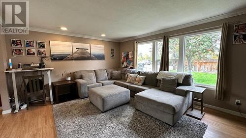 405 Froelich Road, Kelowna, BC - Indoor Photo Showing Living Room