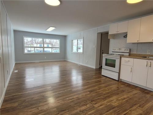 633 Home Street, Portage La Prairie, MB - Indoor Photo Showing Kitchen