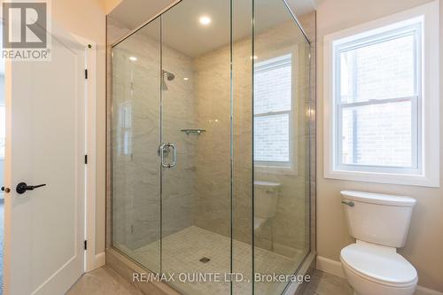 6 Vaughn Court, Belleville, ON - Indoor Photo Showing Bathroom