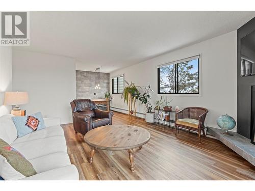 3901 32 Avenue Unit# 201, Vernon, BC - Indoor Photo Showing Living Room