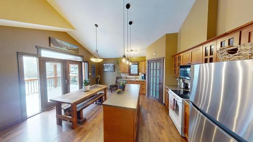 4758 Crescentwood Drive, Edgewater, BC - Indoor Photo Showing Kitchen With Upgraded Kitchen