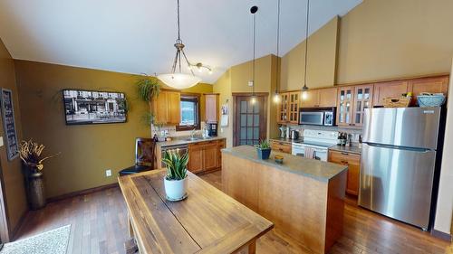 4758 Crescentwood Drive, Edgewater, BC - Indoor Photo Showing Kitchen With Double Sink