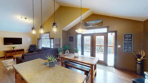 4758 Crescentwood Drive, Edgewater, BC - Indoor