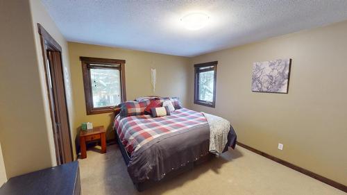 4758 Crescentwood Drive, Edgewater, BC - Indoor Photo Showing Bedroom