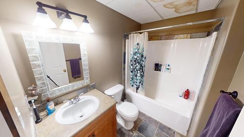 4758 Crescentwood Drive, Edgewater, BC - Indoor Photo Showing Bathroom