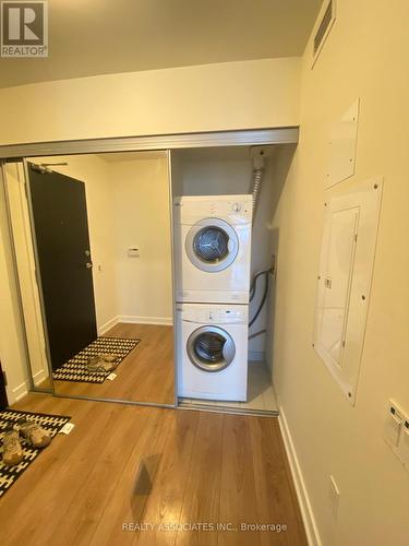 902 - 78 Tecumseth Street, Toronto, ON - Indoor Photo Showing Laundry Room