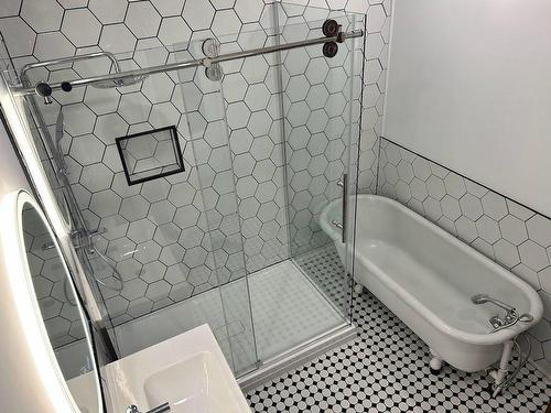 Bathroom - 6617 Rue St-Dominique, Montréal (Rosemont/La Petite-Patrie), QC - Indoor Photo Showing Bathroom