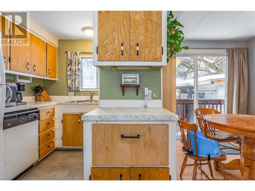 1522 Belgo Road, Kelowna, BC - Indoor Photo Showing Kitchen