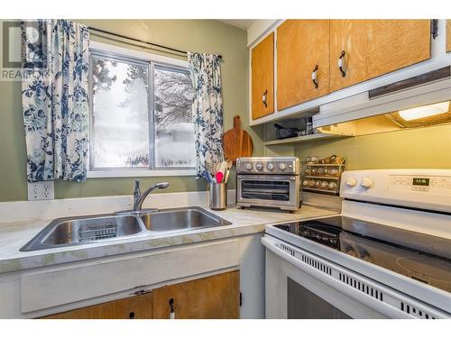 1522 Belgo Road, Kelowna, BC - Indoor Photo Showing Kitchen With Double Sink