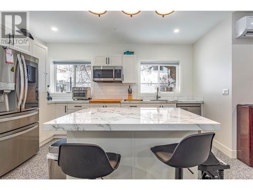 1522 Belgo Road, Kelowna, BC - Indoor Photo Showing Kitchen With Upgraded Kitchen