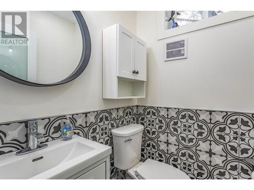 1522 Belgo Road, Kelowna, BC - Indoor Photo Showing Bathroom