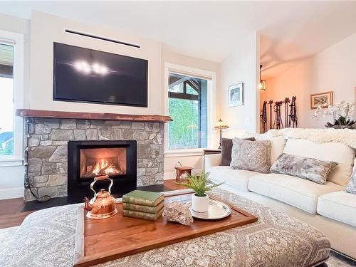 7375 Lakefront Dr, Lake Cowichan, BC - Indoor Photo Showing Living Room With Fireplace