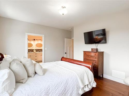 7375 Lakefront Dr, Lake Cowichan, BC - Indoor Photo Showing Bedroom