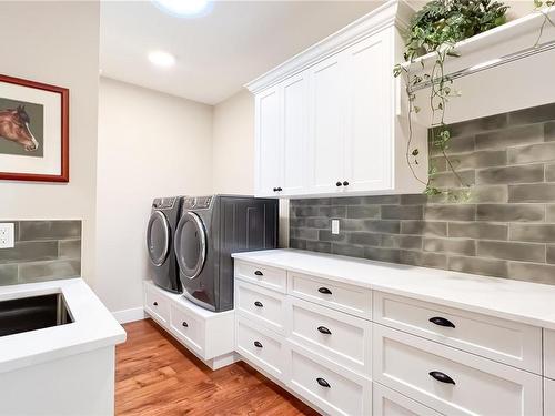 7375 Lakefront Dr, Lake Cowichan, BC - Indoor Photo Showing Laundry Room