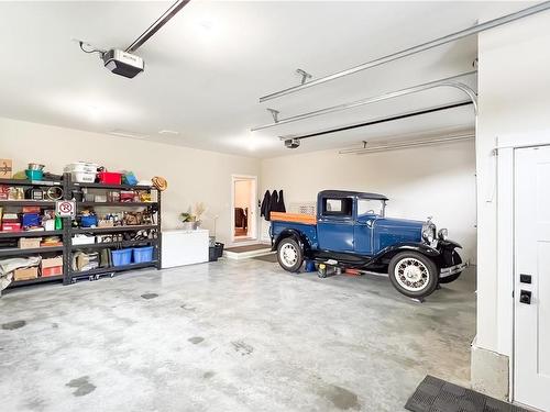 7375 Lakefront Dr, Lake Cowichan, BC - Indoor Photo Showing Garage