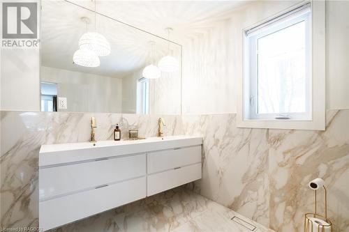 81 2Nd Street Crescent, Hanover, ON - Indoor Photo Showing Bathroom