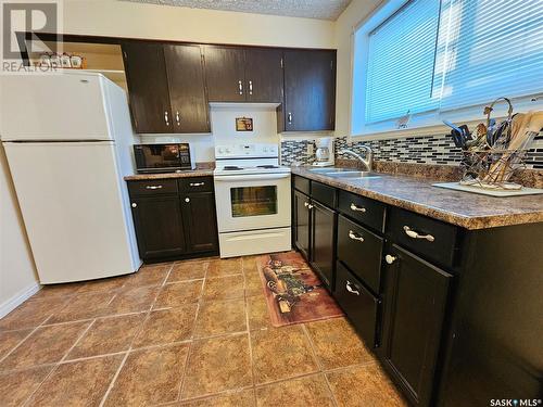 517 Brownlee Street, Morse, SK - Indoor Photo Showing Kitchen With Double Sink