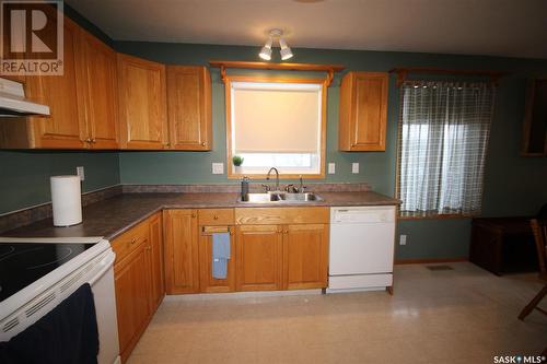 104 5Th Street W, Climax, SK - Indoor Photo Showing Kitchen With Double Sink